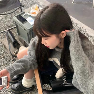 一匹马奔跑，一匹马跳跃